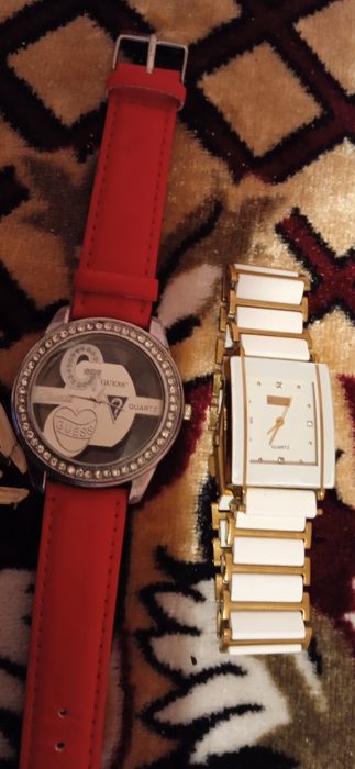 Vând ceasuri și o brățară