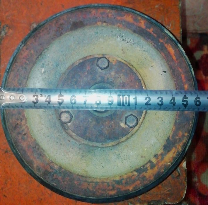 Продам колесо железное можно использовать для ворот раздвижных.