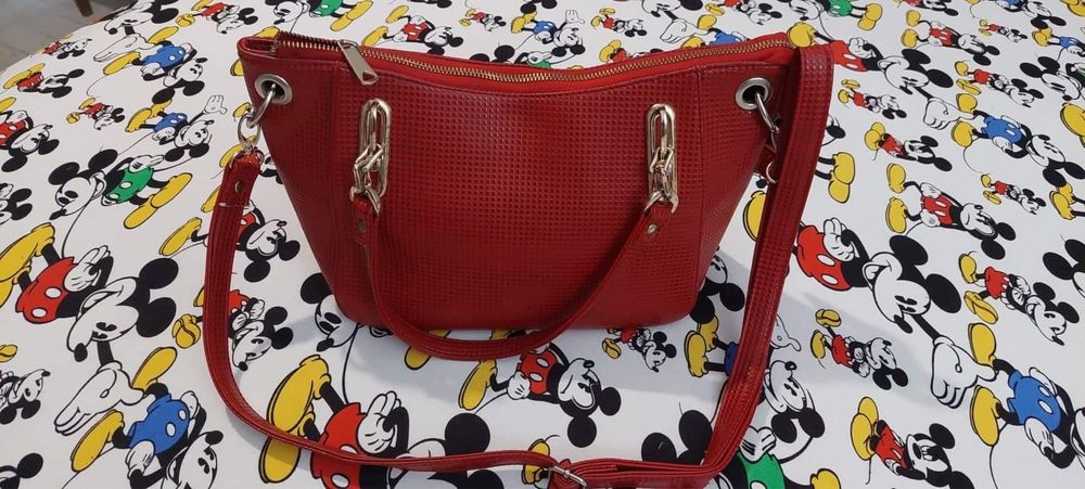 Червена дамска чанта