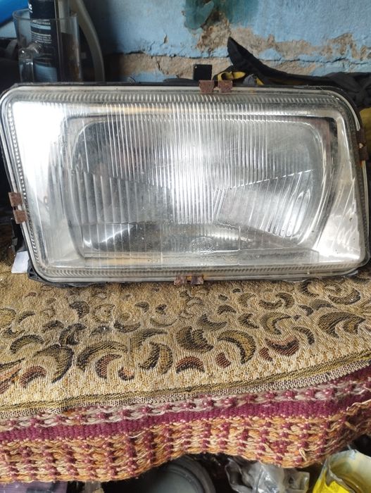 Продам правую фару на Ауди В4.