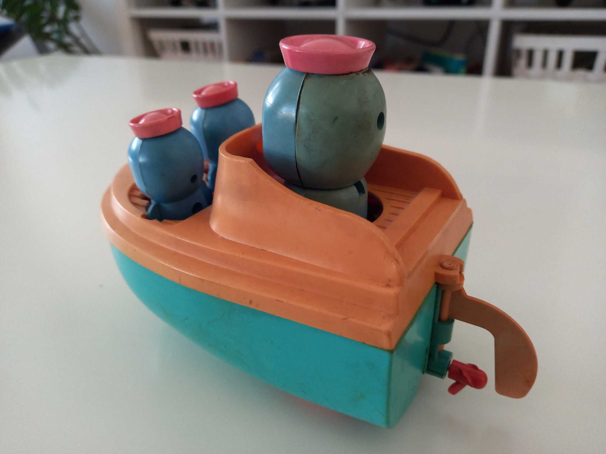 Стари играчки: лодка с пингвини, 4 лодки и 4 Фолксвагена, пластмаса.
