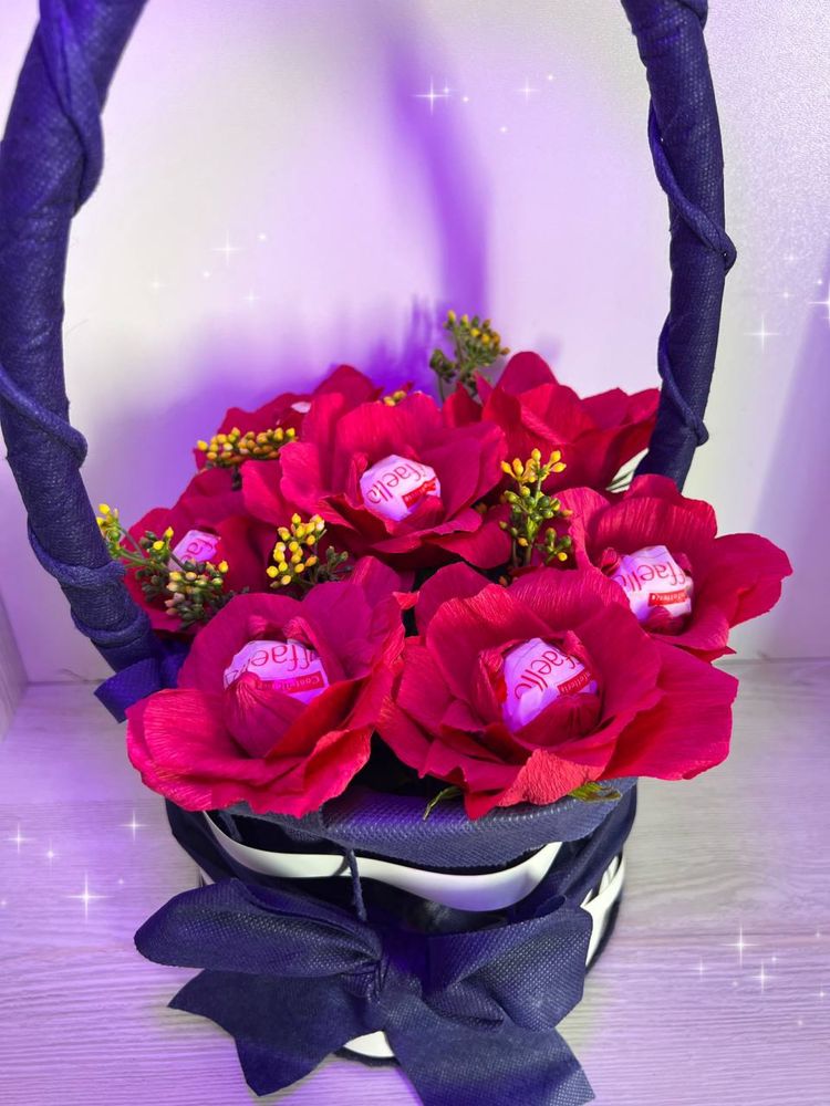Букет цветов с конфетами на 8 марта девушке