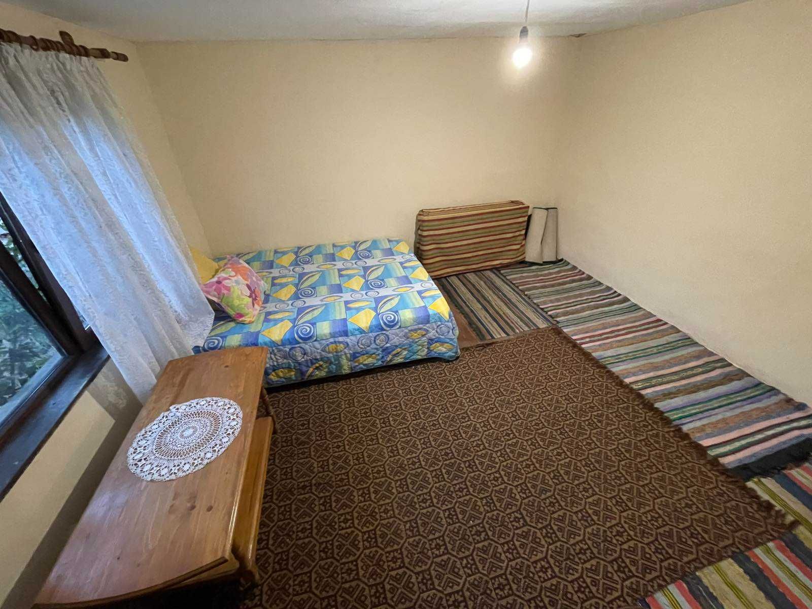 Продава се парцел 715 кв.м. + поддържана масивна къща в с. Медвен