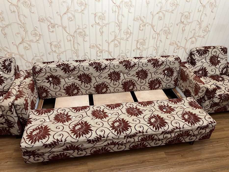 Диван-кровать и два кресла