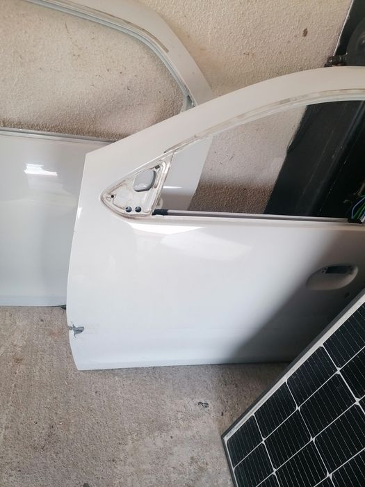 Vând uși față spate  stânga logan