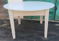 Круглый белый стол с высокими и низкими ножками