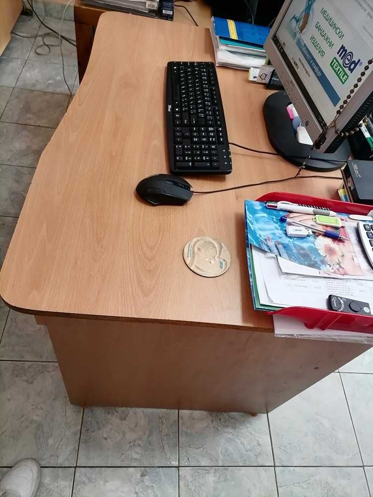 Продавам използвано бюро с 1 чекмедже и маса
