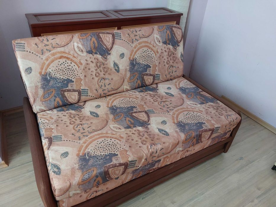 Легло с ракла, маса, диванче и лампа