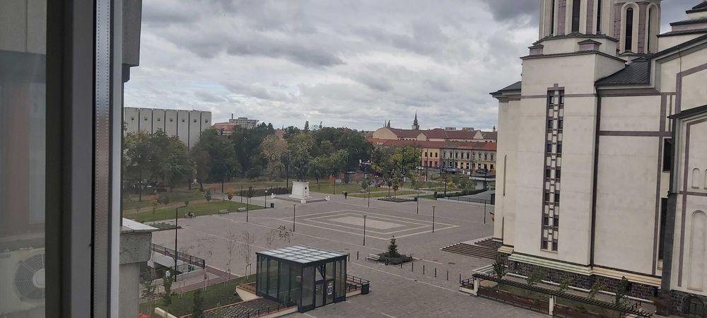 Vand apartament cu 4 camere