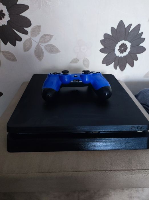 Vând PS4 slim  in stare perfecta de functionare