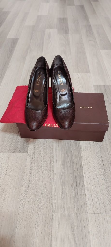 Vând pantof elegant marca Bally