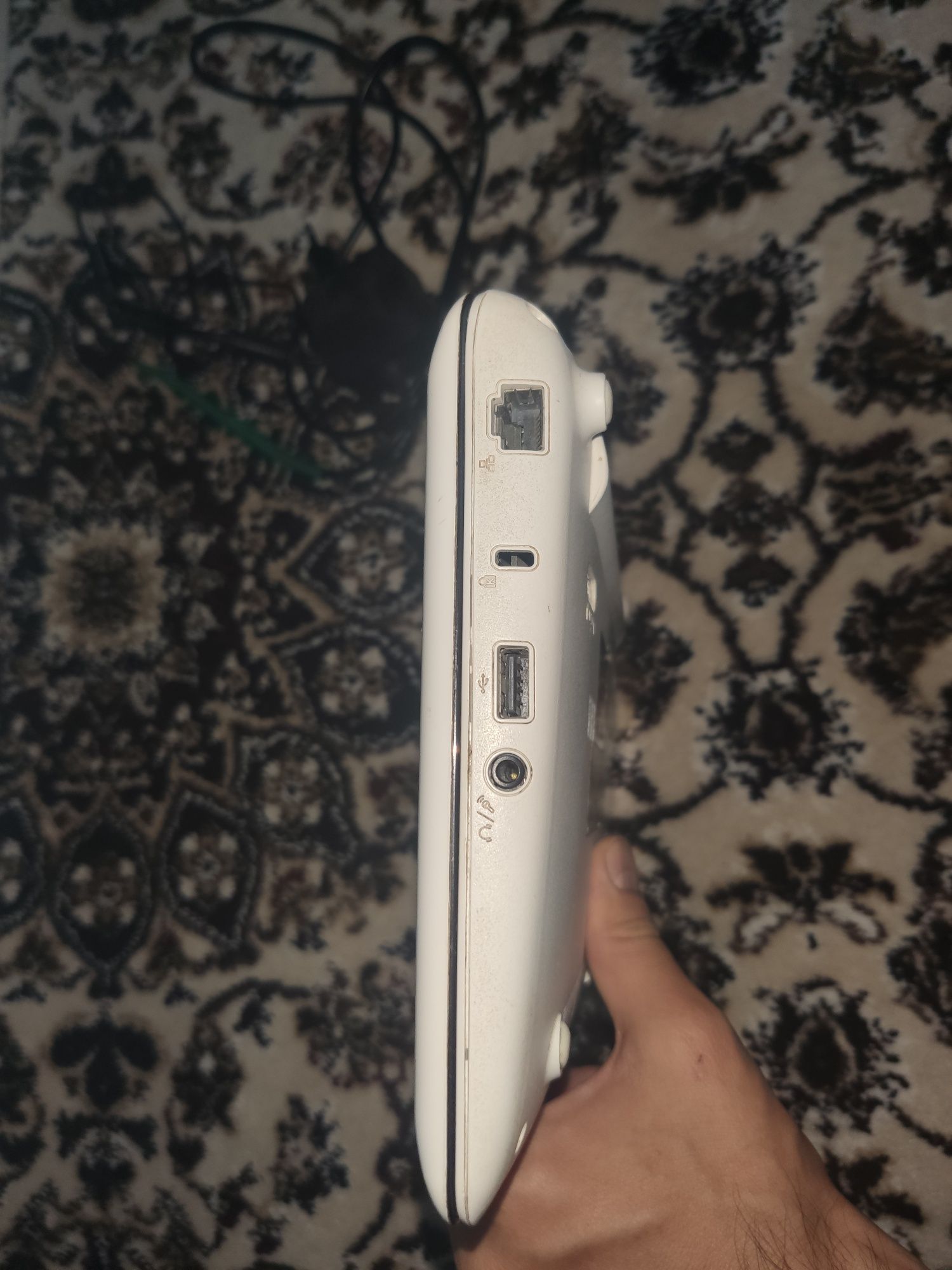 Asus Netbuk sotiladi, 250 GB xotira, 2 GB Ddr3 azu, Zaryad ushleydi