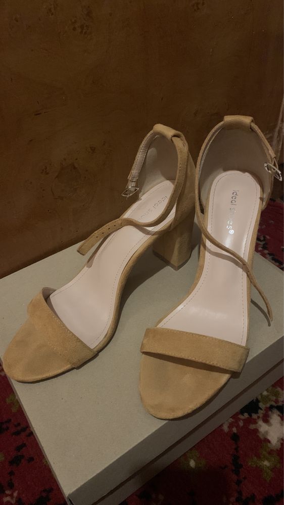 Vând sandale mai multe modele