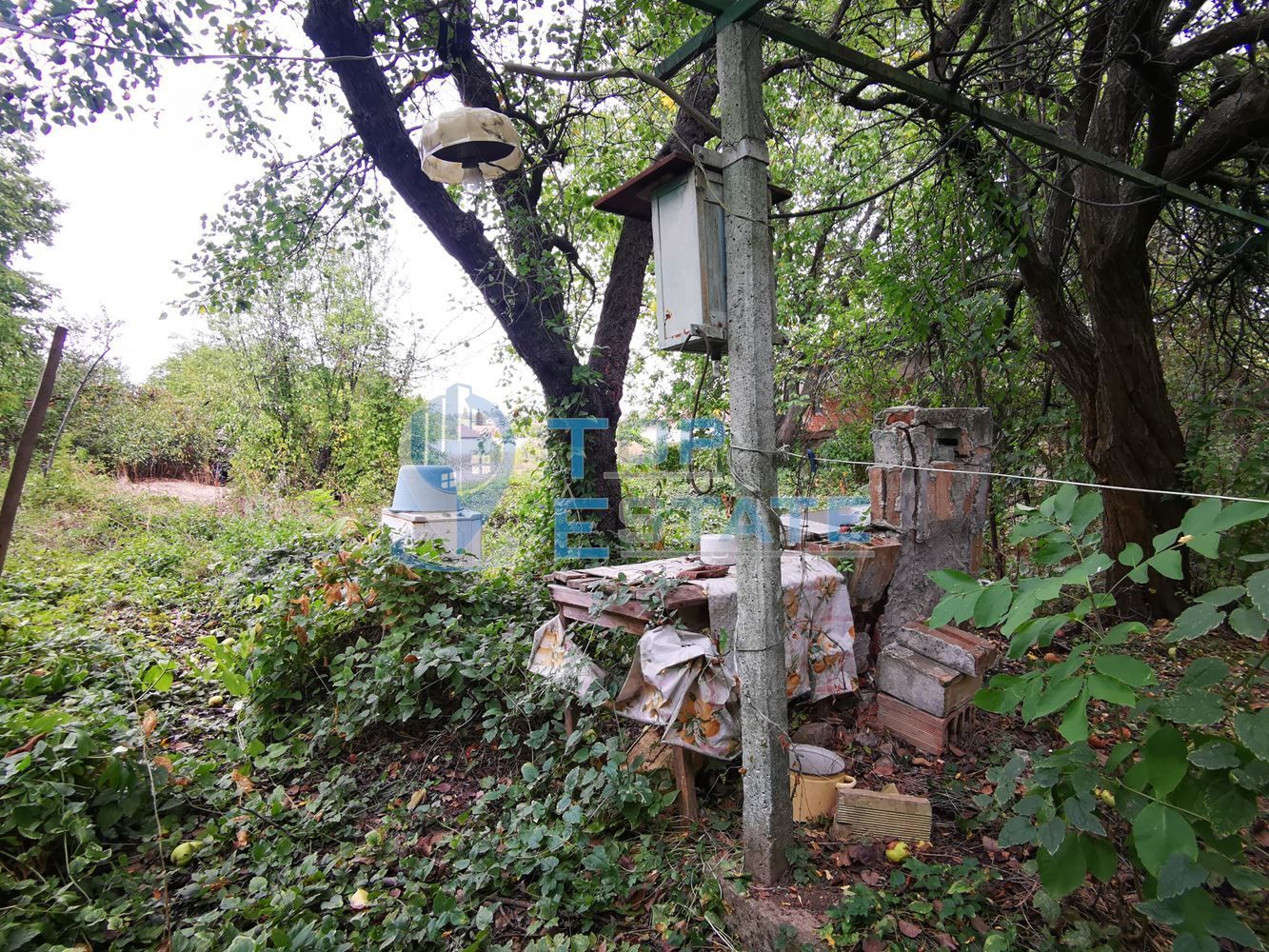 Двуетажна тухлена къща в близост до центъра на село Поликраище, облас