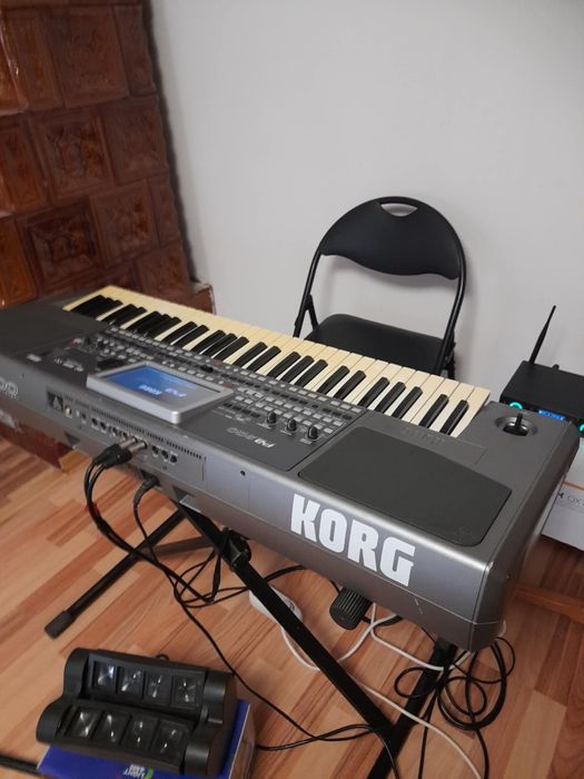 Vând Korg PA 900