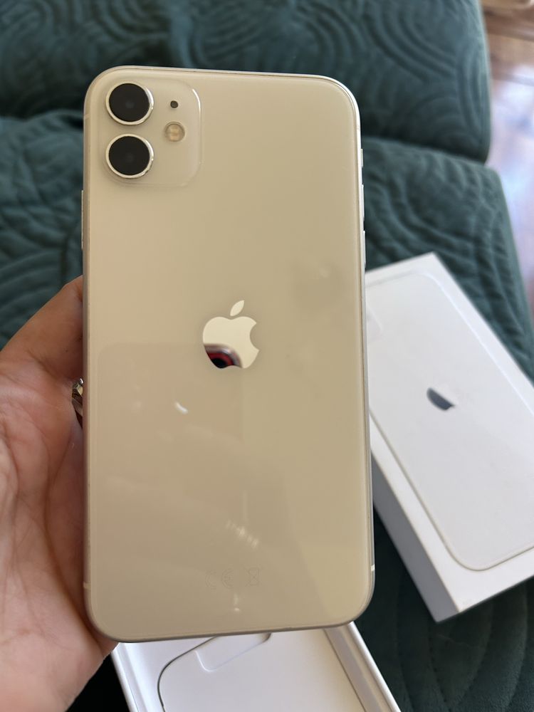 iPhone 11 бял 64 GB продава се с кутия и кабел