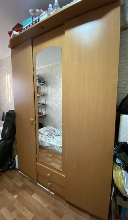 Деревянный шкаф с зеркалом