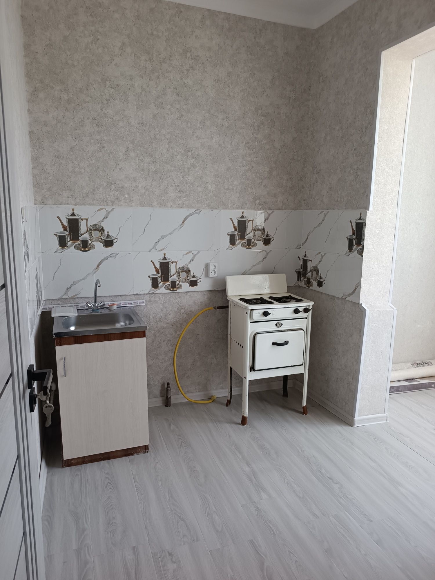Продается 1/4/4 в Ангрене