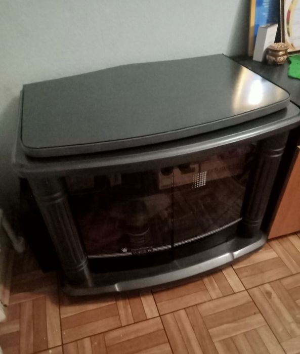 Журнальный стол на колёсах, полированный