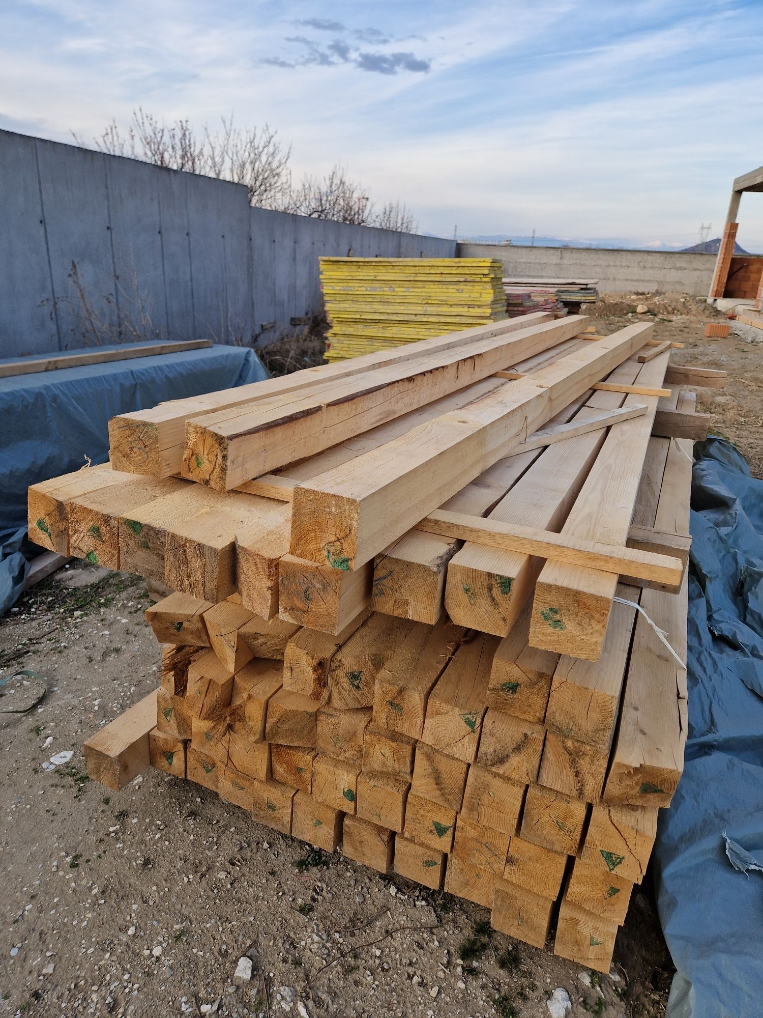 Дървен материал - греди и дъски [ дъсчена обшивка за покрив ]