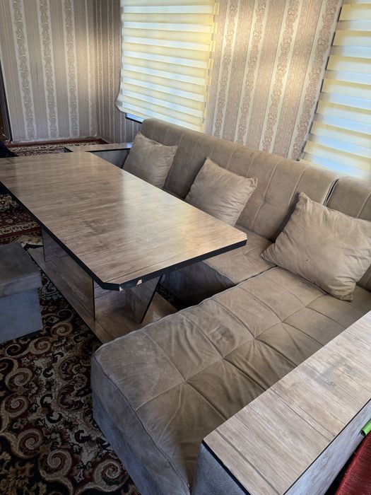 Уголок мягкий стол пуфик