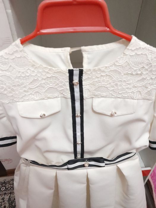 Qozaloqlar uchun oq kofta yubka