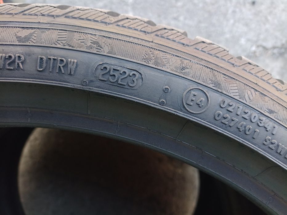 2 anvelope de iarna Semperit 235/35 R19 dot 2523