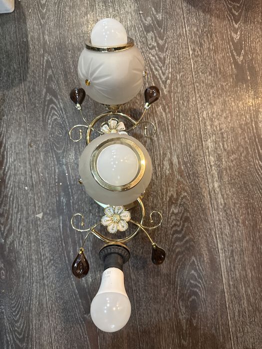 Люстра без 1 плафона. Одна лампочка светит , 2 нужно заменить.