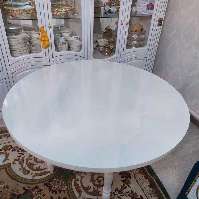 Белый круглый стол в отличном состоянии, дерево 130×130 см