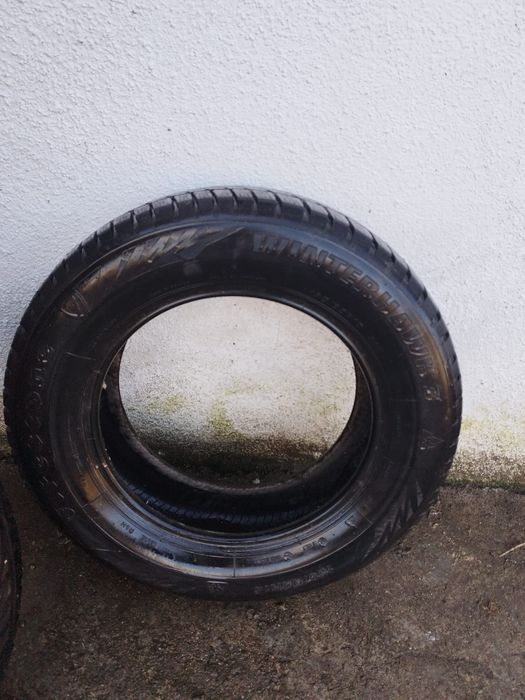 Vand 2 cauciucuri de 195/65 R 15 de iarna