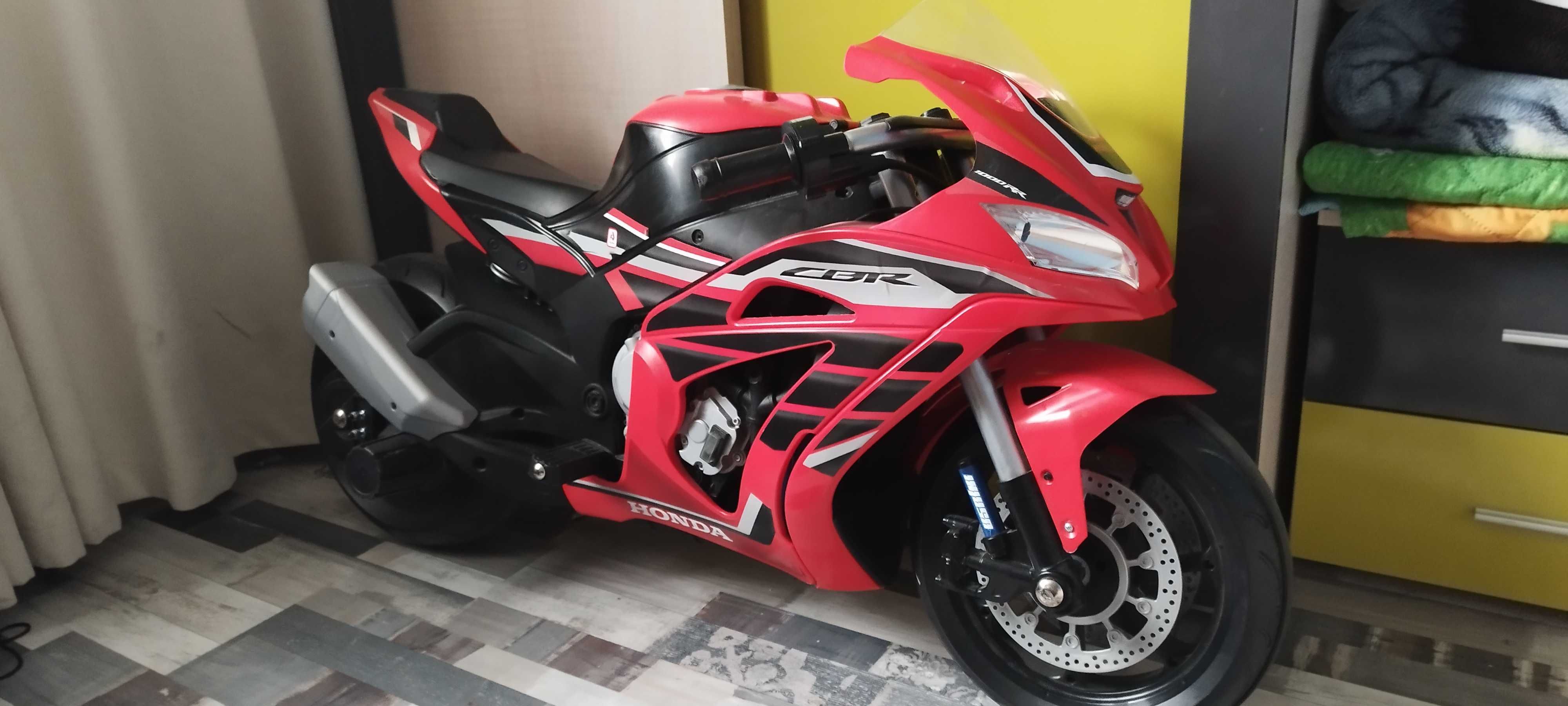 Детски акумулаторен мотор Honda CBR 12V