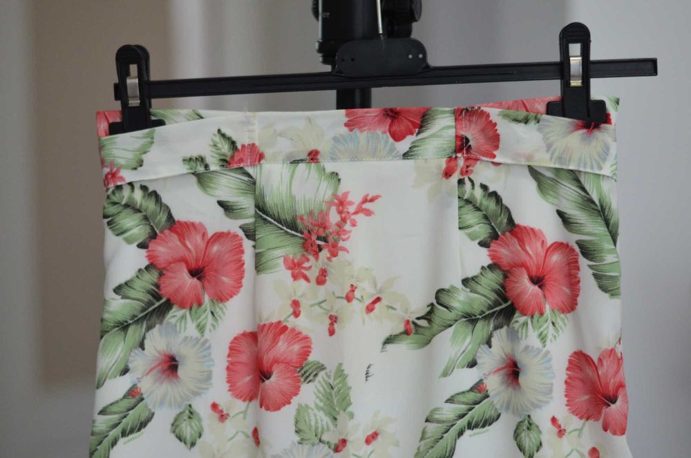 Fusta midi ASOS cu motive florale, marime 36