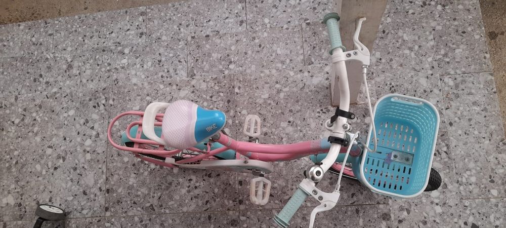 Bicicleta roz de fetite cu coșuleț pentru 5-7 ani