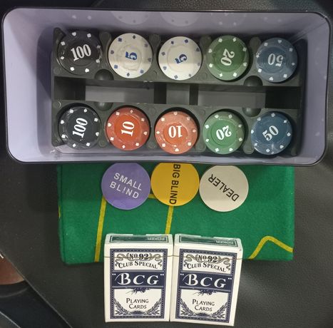 Набор для игры в покер в кейсе (200 фишек, 2 колоды и сукно)
