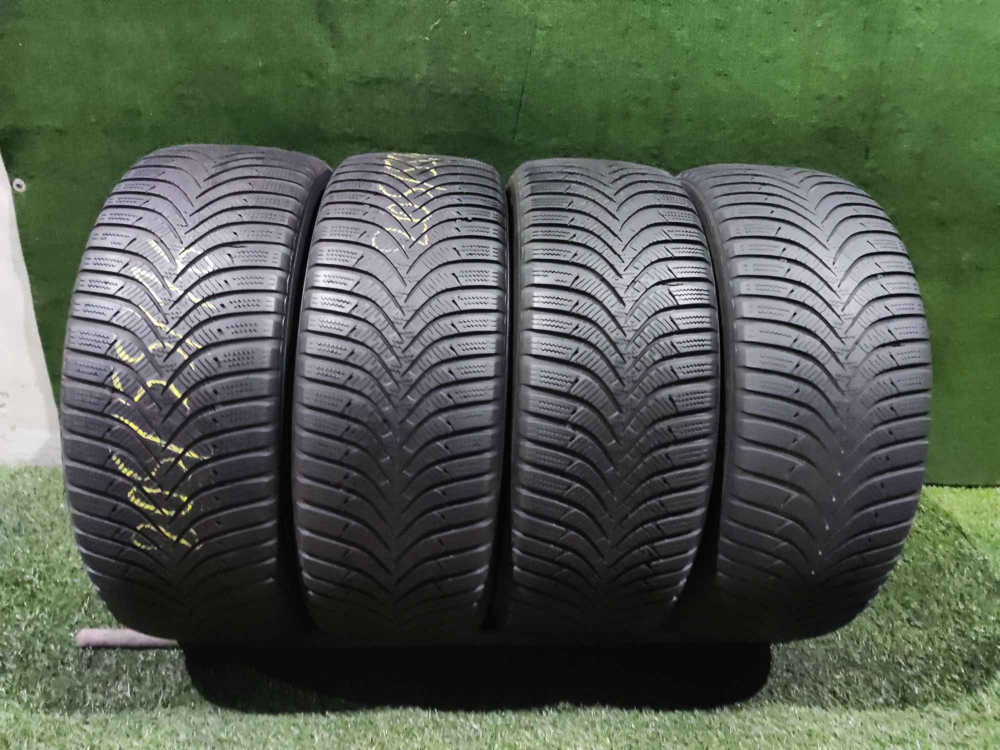 4бр зимни гуми 205/55/16 Hankook 
5.5/5.8
Добро състояние на гумите, б
