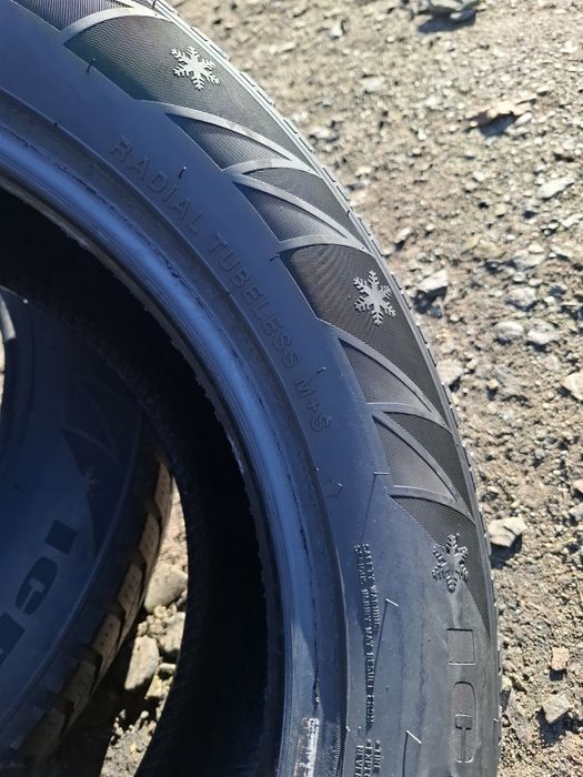 Vand 2 anvelope 215 60 17 de iarna nu au defecte