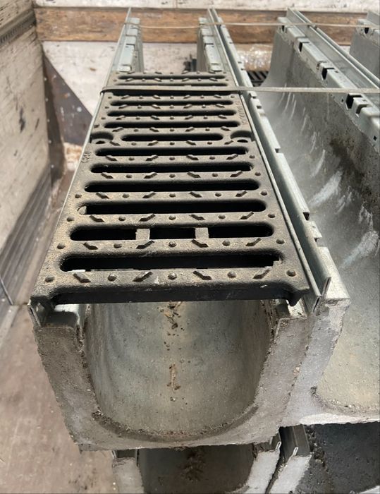 Лоток Бетонный с чугунной  решеткой Dn 150  21х24