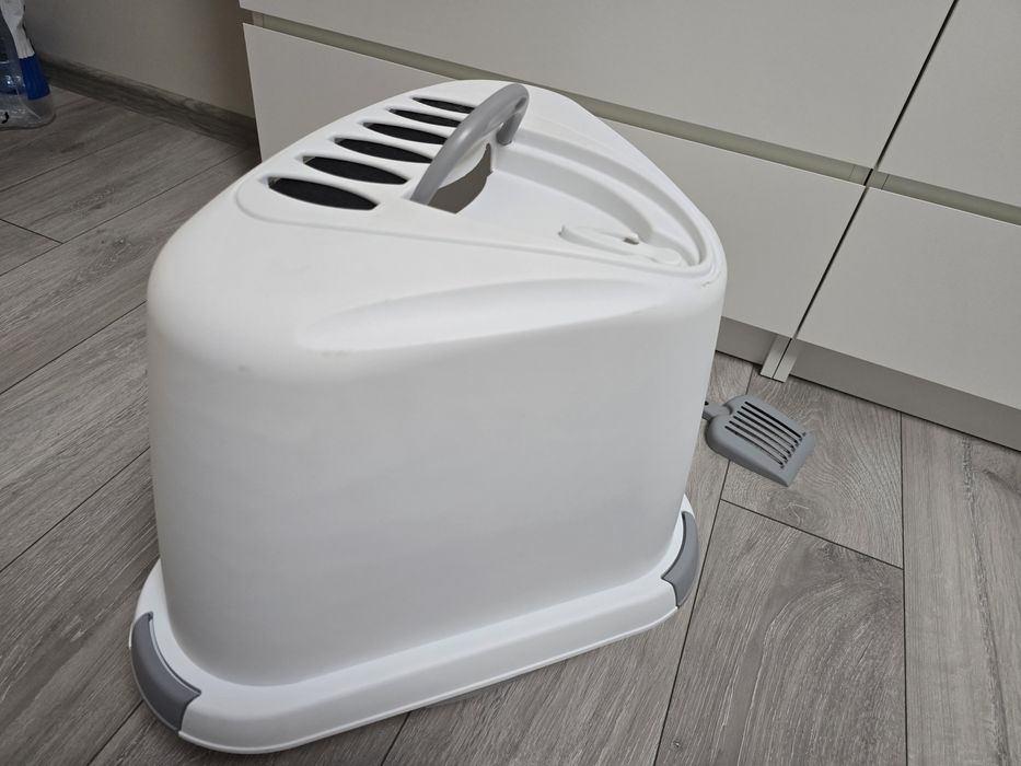 Котешка ъглова тоалетна закрита