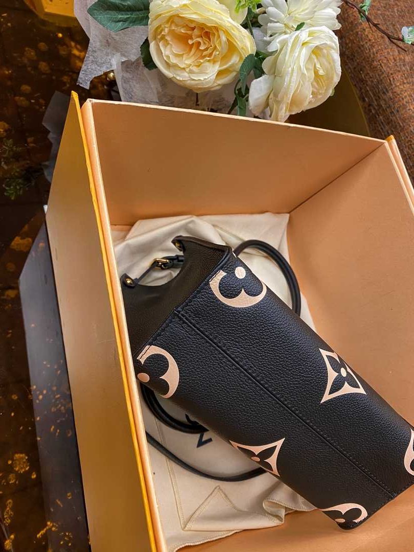 Geanta Louis Vuitton Onthego 25cm negru, tip Premium