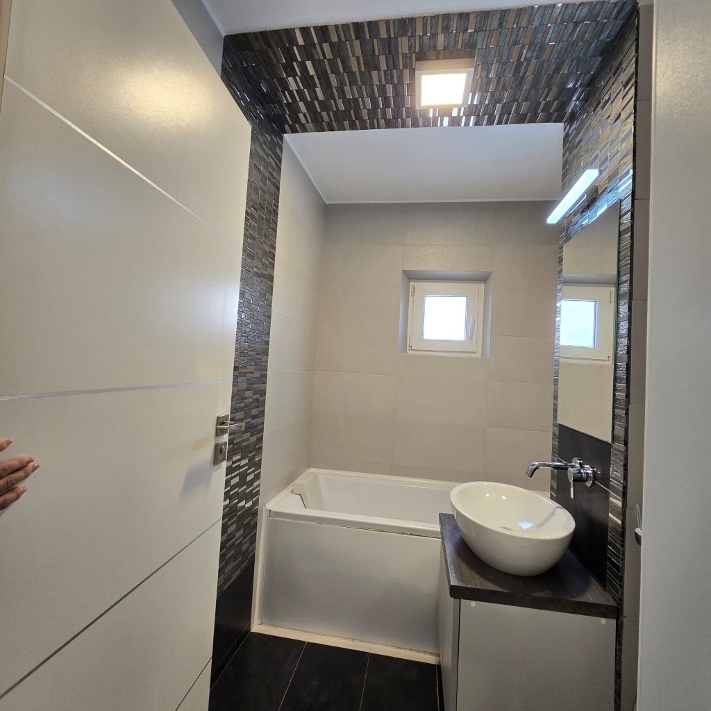 Apartament 3 camere mobilat si utilat de lux, et. 1 ,trilateral + boxa