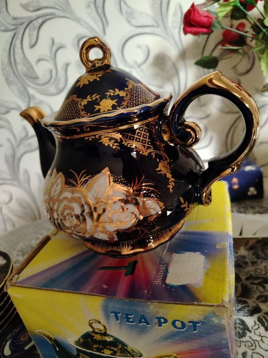 Чайник и тарелки