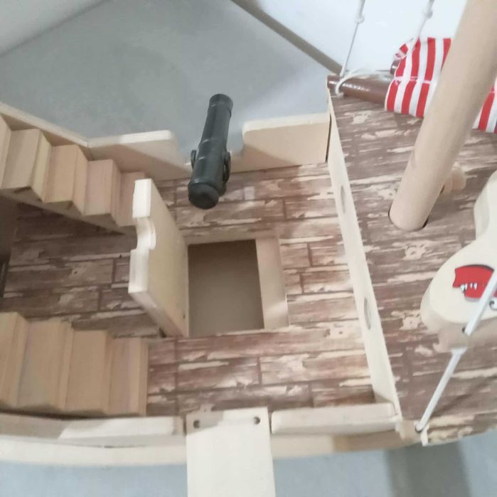 Дървен кораб с пирати