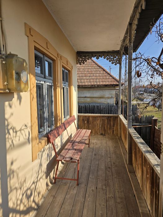 Casă tradițională de vânzare – cu prispă și teren generos de 680 m²