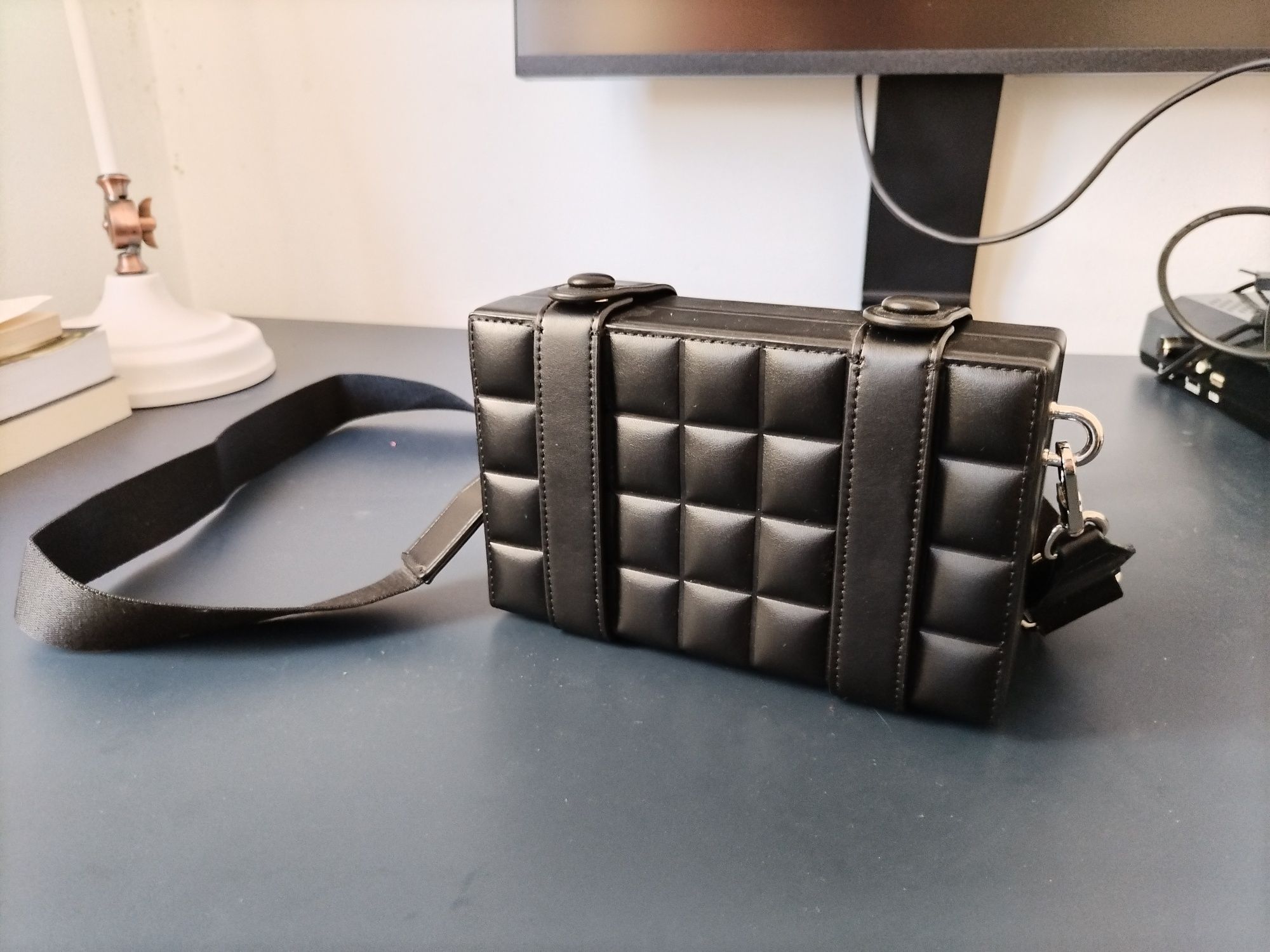 Geantă clutch crossbody rigidă