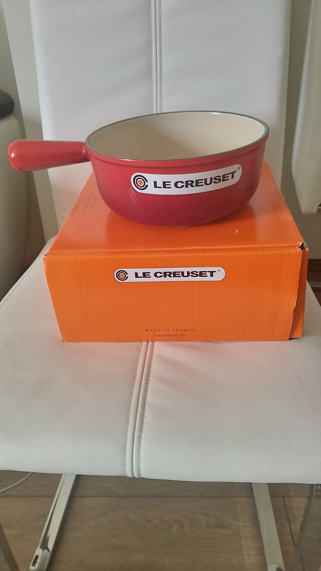 Кръгла тенджера Le Creuset от чугун без капак в черешово червено 20 см