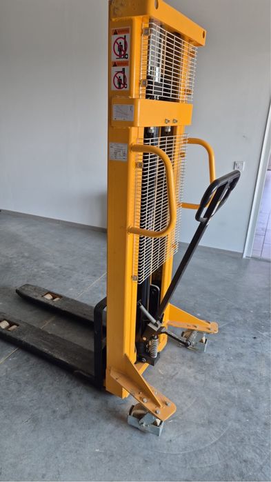 Transpalet manual cu catarg