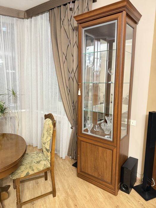 Трюмо -витрина из натурального дерева с элементами стекла