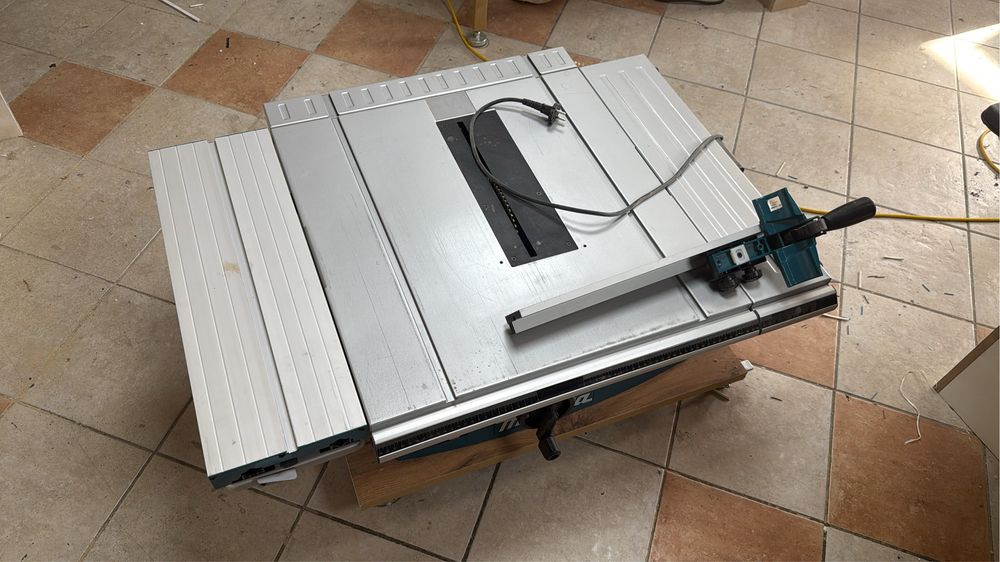 Распиловочный станок Makita MLT 100N