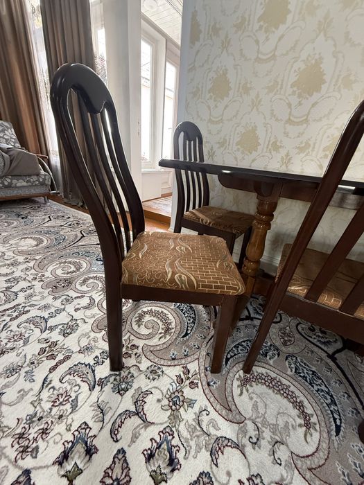 Стол со стульями