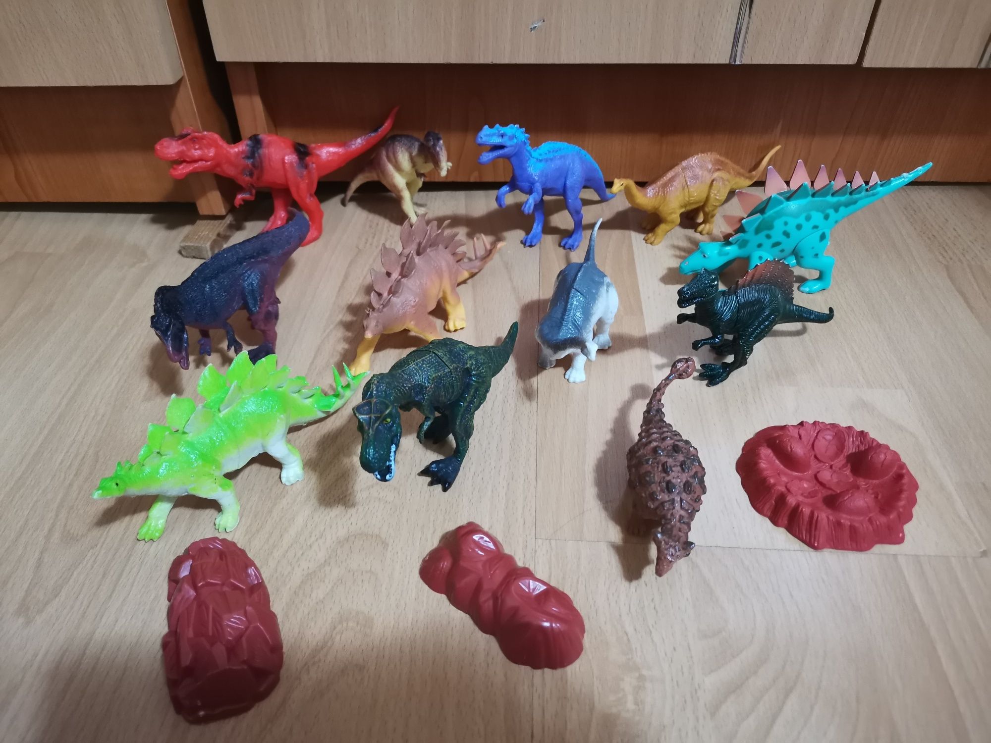 De vânzare figurine dinozauri toti la 20 lei